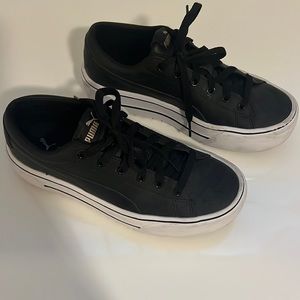 VGUC PUMA Sz 7 women’s black puma platform sneakers